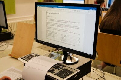 Ein Bildschirm steht auf einem Tisch im PC-Raum
