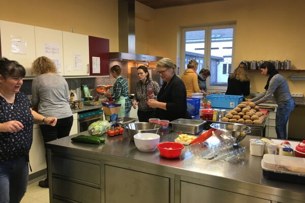 Mitglieder des Elternbeirats bereiten Frühstück vor